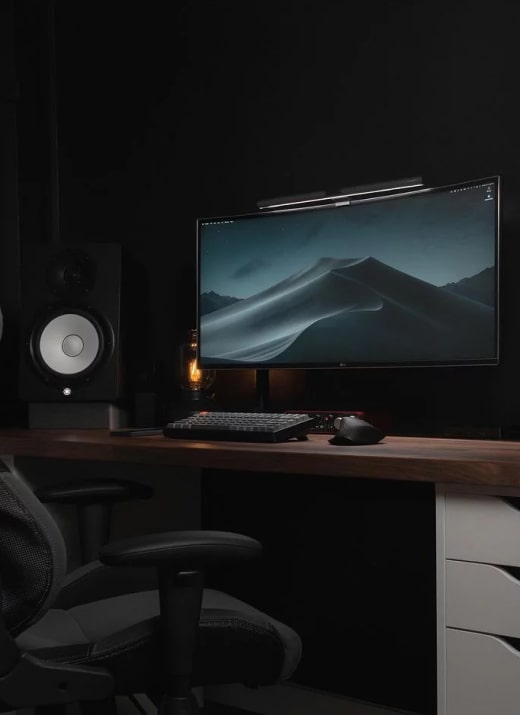 dark-desk-setup-img-opt